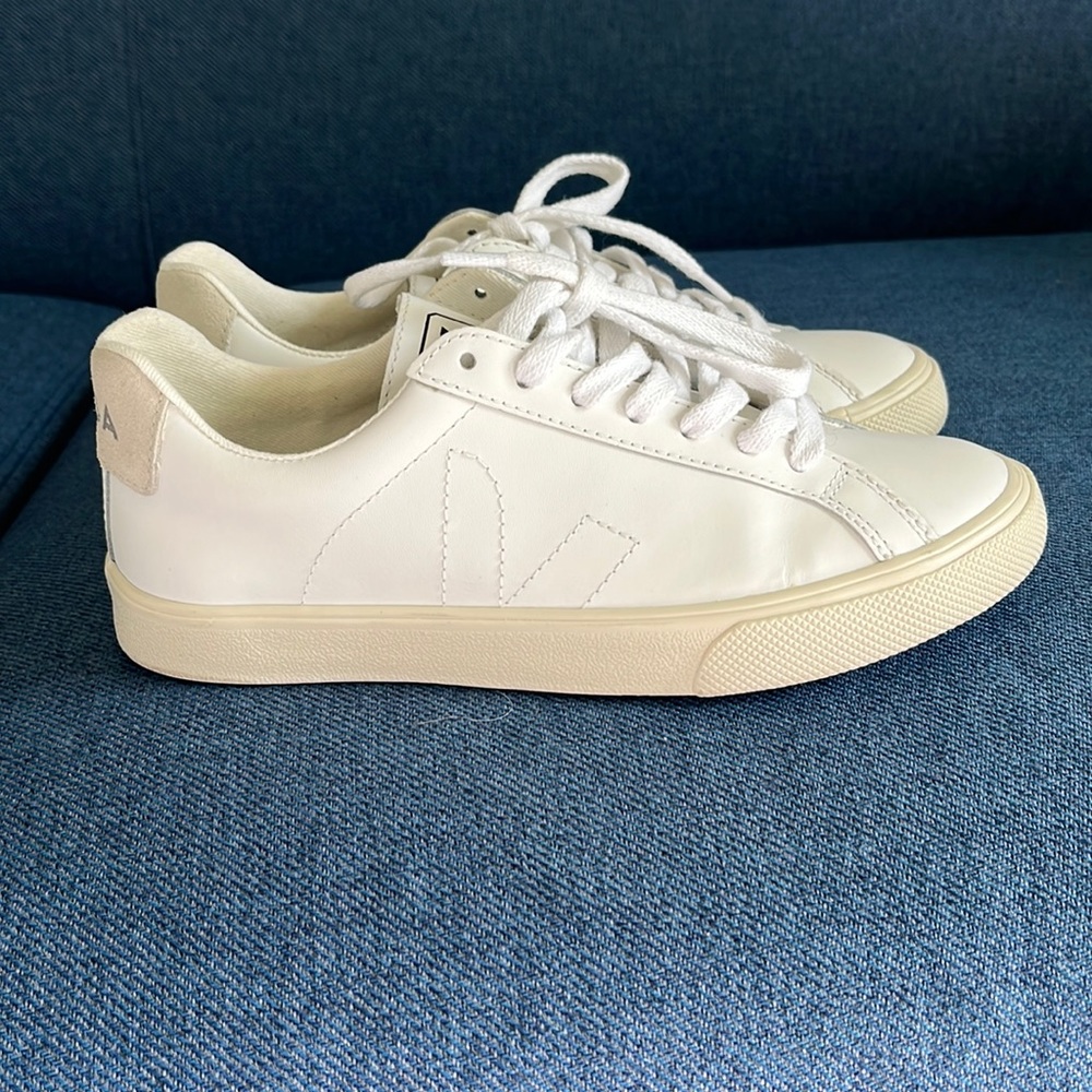 VEJA: White size US 4, EUR 35